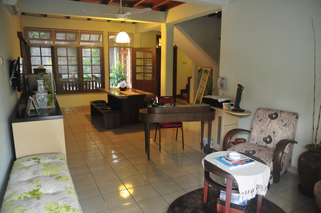 Bed And Breakfast Tomang Jakarta Luaran gambar